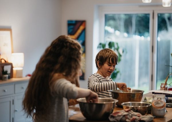 Two people in the kitchen by Annie Spratt - Unsplash