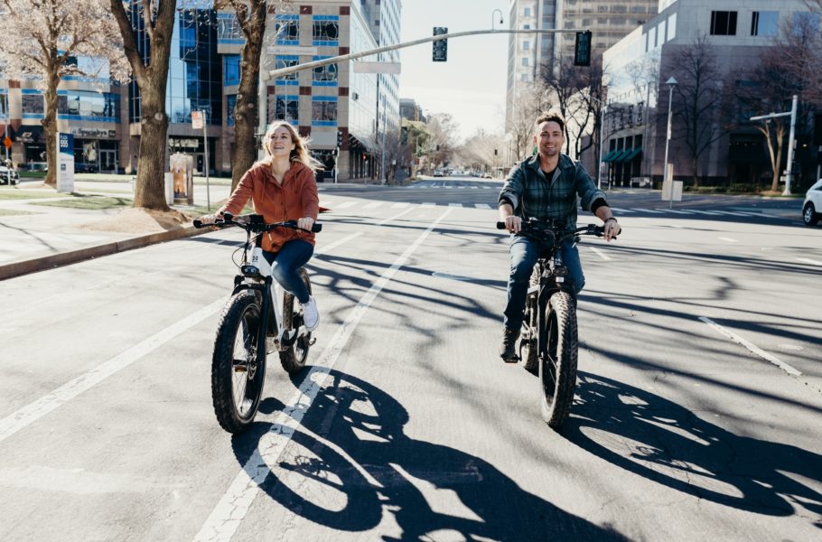 Cycling in the city by Go to Himiway Bikes's profile Himiway Bikes - Unsplash