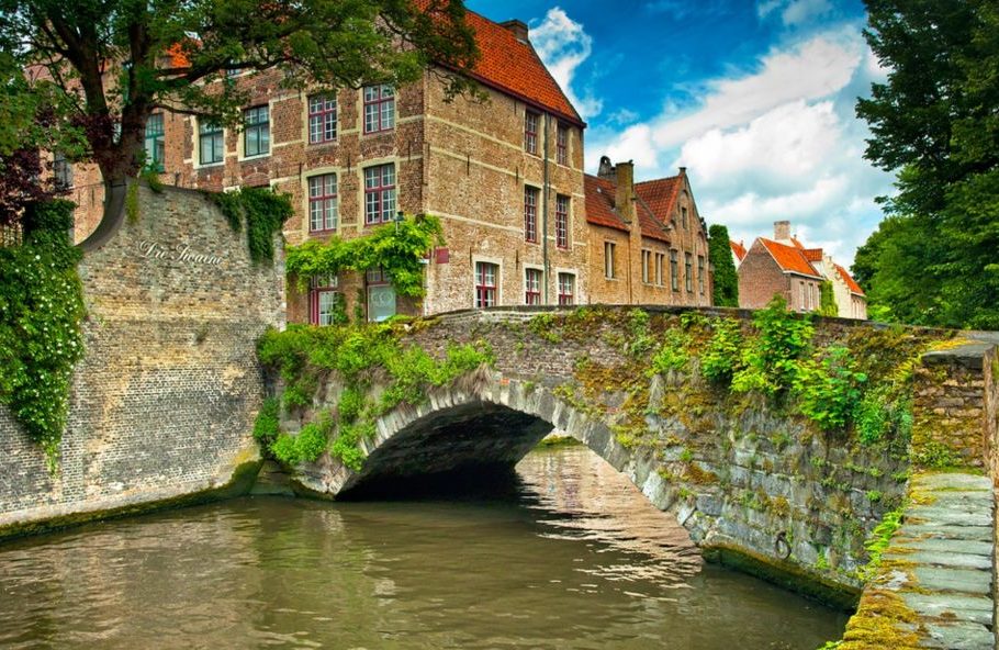 From Amsterdam: Day Trip to Bruges in Spanish or English