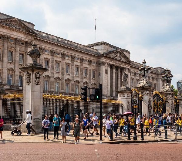 Tourists at Buckingham Palace